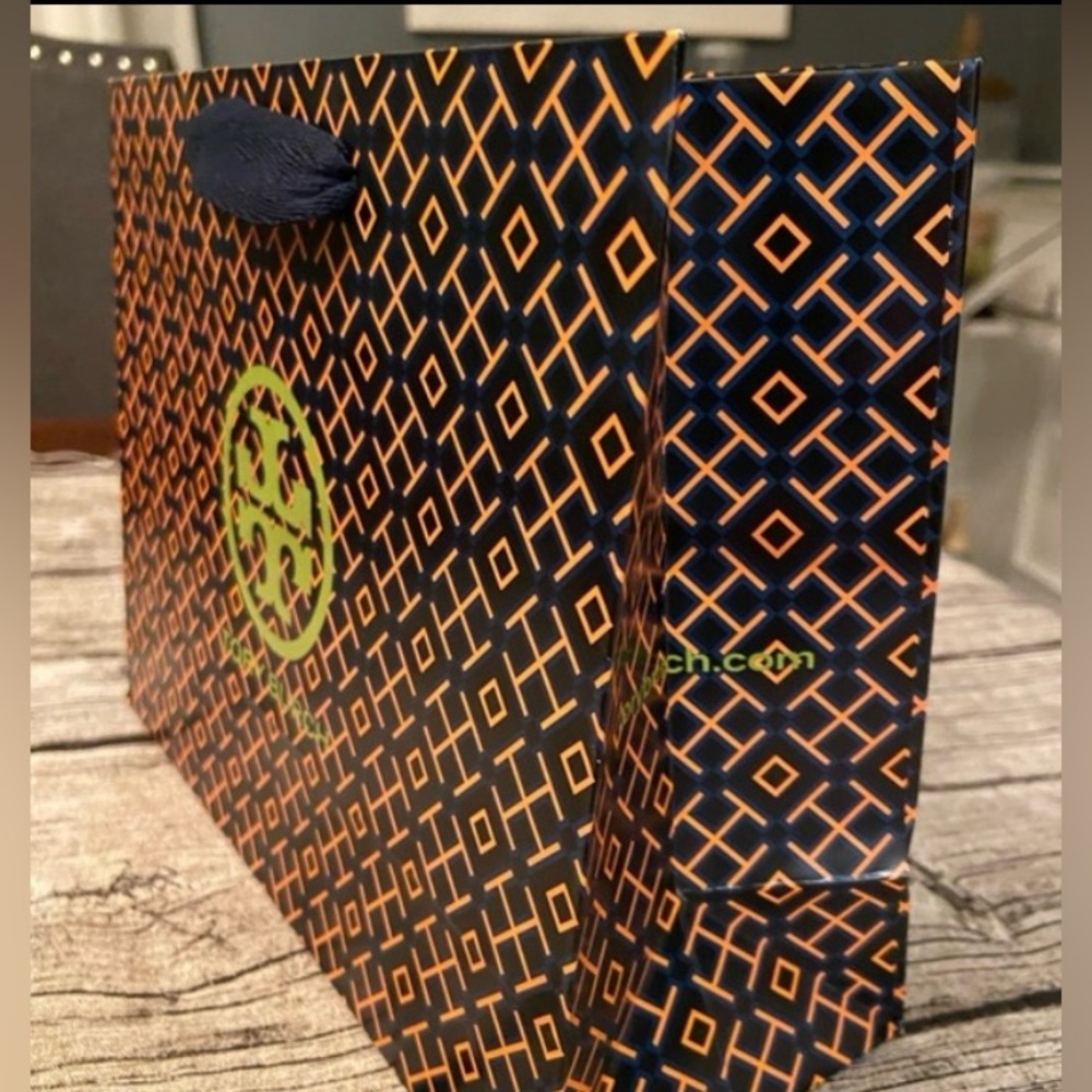 🚨LAST ONE! New! Gorgeous paper clip bracelet with Tory Burch charm + Gift wrap - Picture 10 of 13